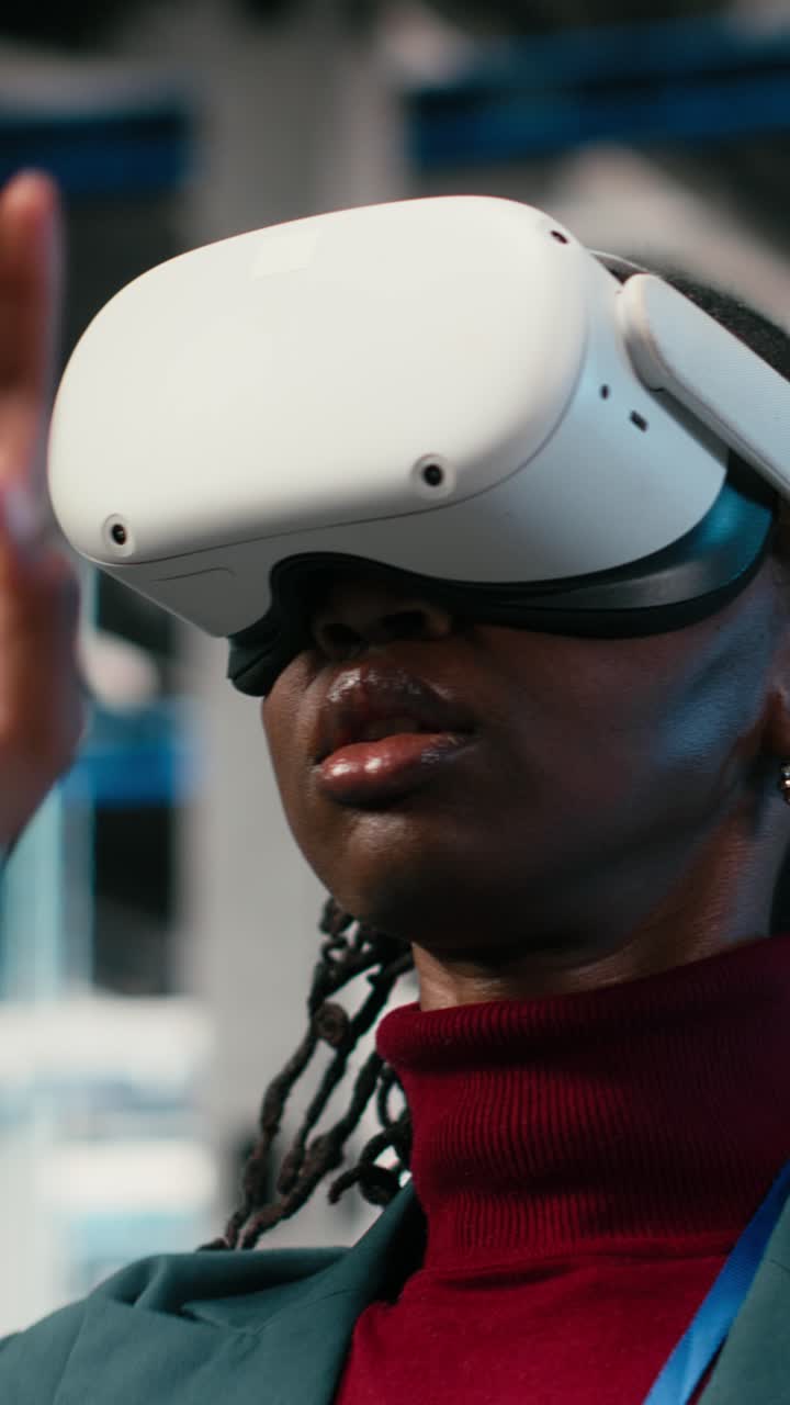 Vertikal video: Kvindelig ingeniør i datacentret tager VR-briller på for at optimere udstyr/rigge.
