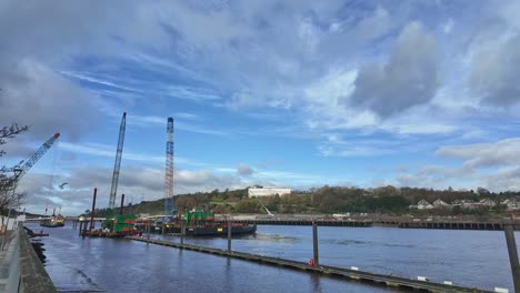 Construcción-De-Puentes-Timelapse-Muelles-De-Waterford-Irlanda-Grúas-Río-En-Movimiento-Que-Fluye-Mañana-De-Invierno