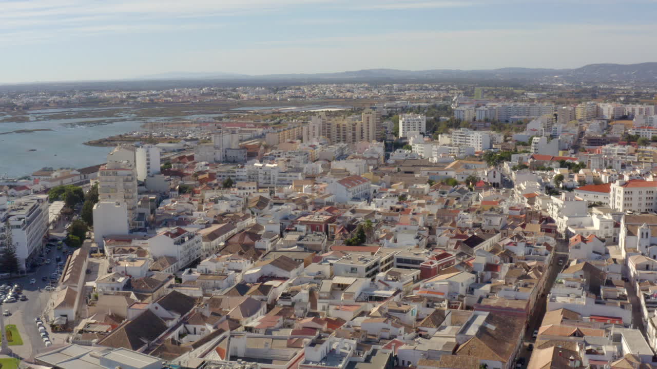 Vista aerea della città di Faro e della laguna di Ria Formosa in Algarve, Portogallo