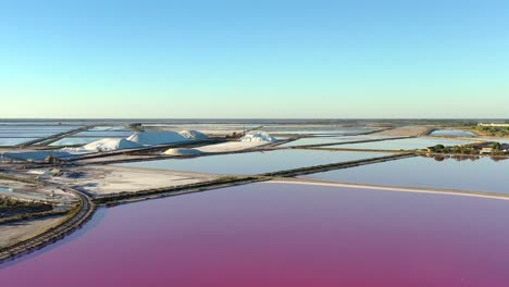 extracción de sal del aire en los lagos violetas de aigues-mortes medievales en la camarga en el sur de francia