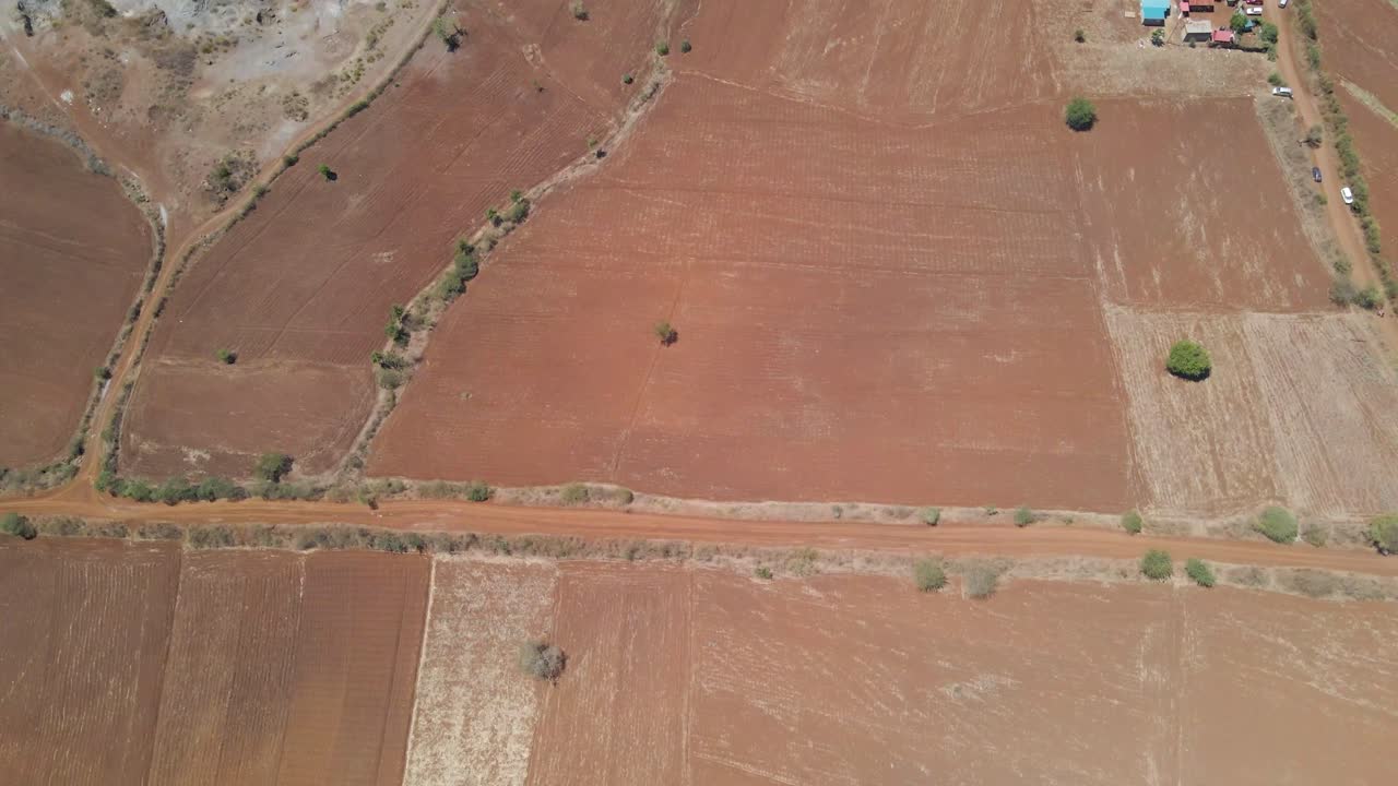 antena de arriba hacia abajo sobre tierras de cultivo áridas y caminos de tierra