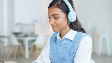 Mujer-De-Negocios-Joven-De-Moda-Con-Auriculares