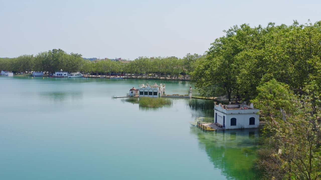 vista aérea fluida de las famosas casas flotantes que bordean el lago banyoles en cataluña, españa