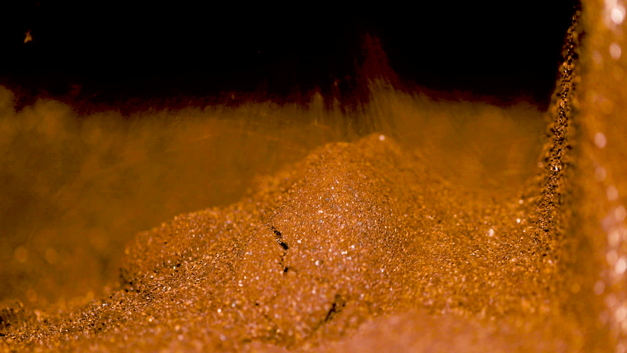 볶은 커피가 신선하게 분쇄되고 있습니다.