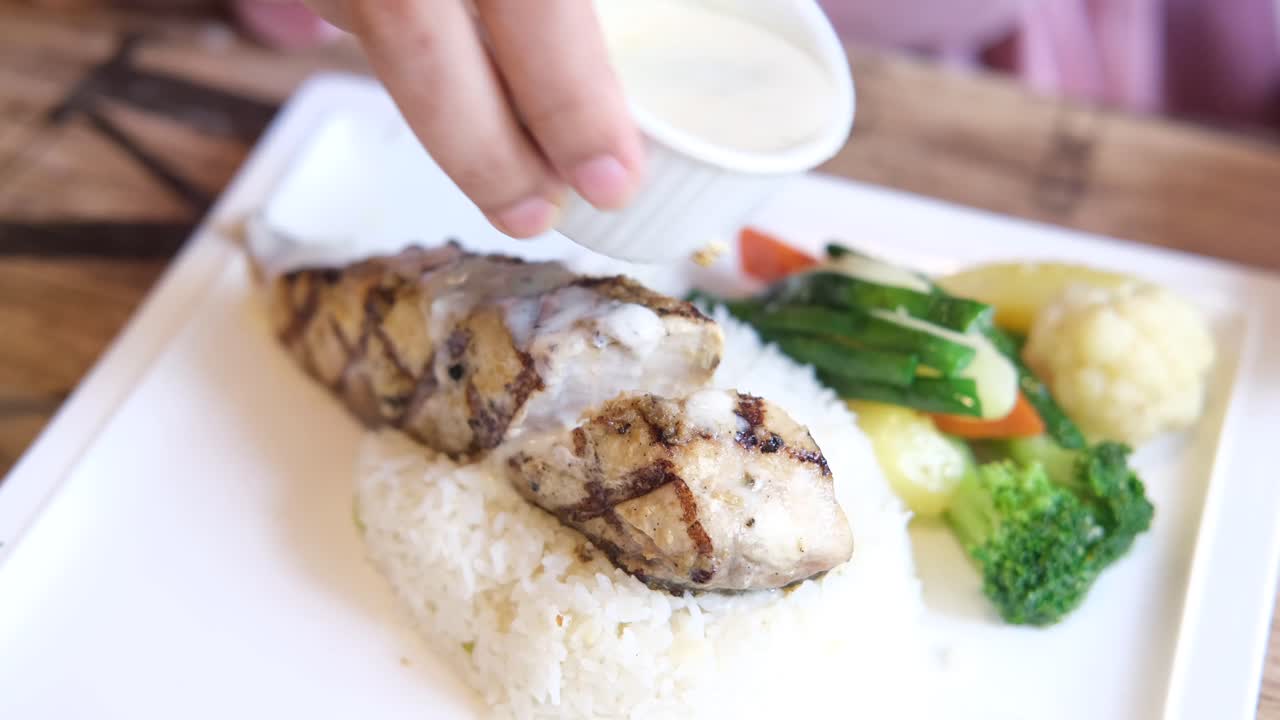 pollo o pescado a la parrilla con salsa blanca y verduras
