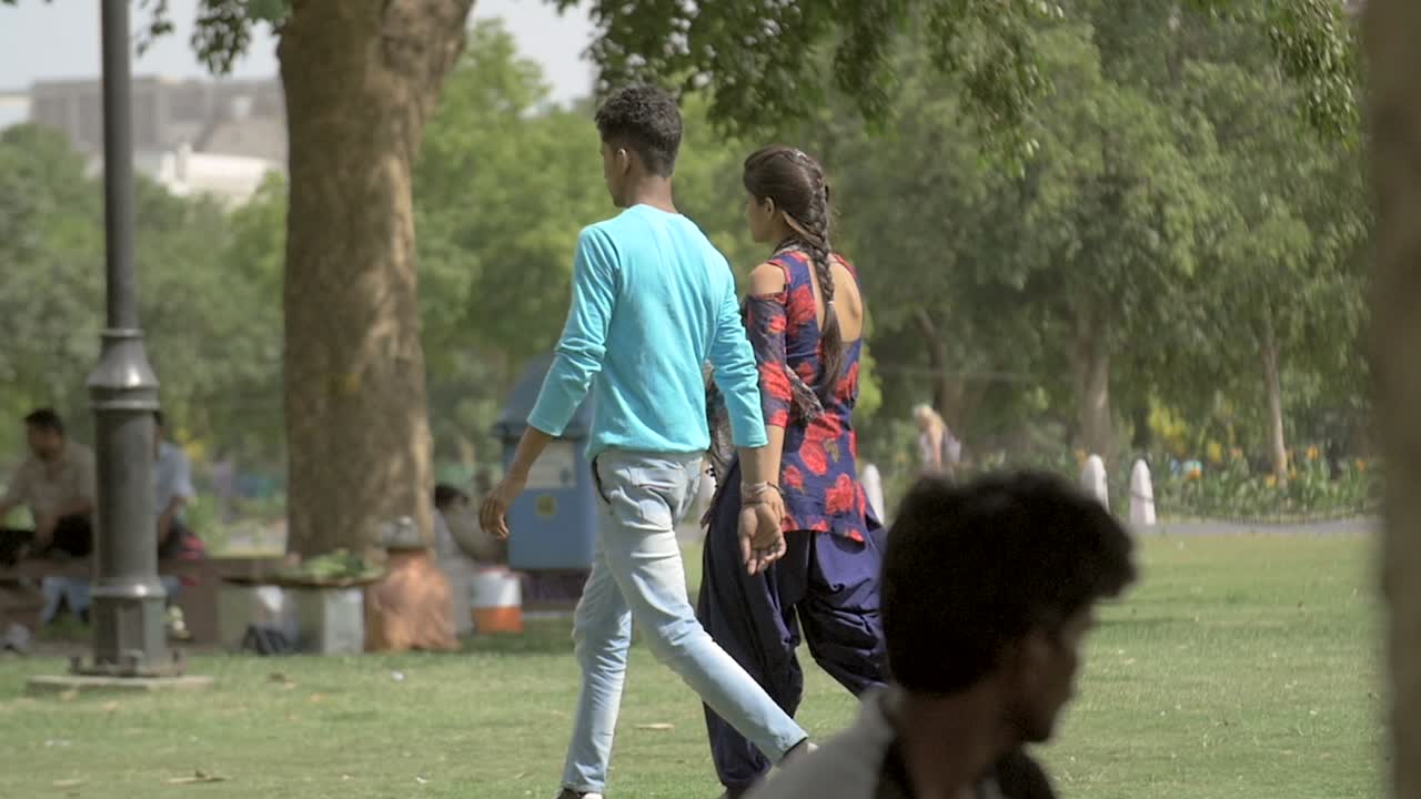 Coppia che passeggia in un parco