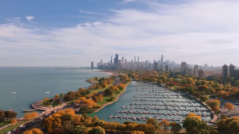 Chicago-Luftaufnahme-Des-Lincoln-Parks-Und-Des-Lake-Shore-Drive-Mit-Der-Skyline-Der-Stadt-Im-Hintergrund-Im-Herbst