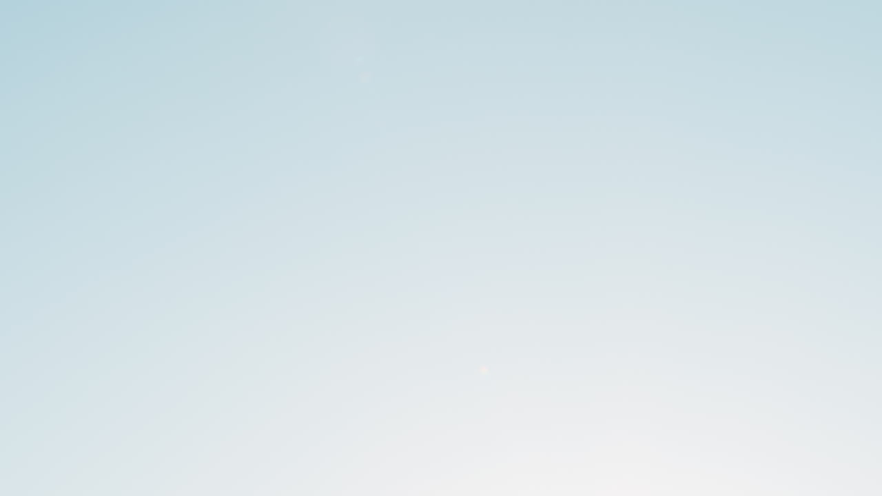 하늘을 가로지르는 축구공의 슬로우 모션 클로즈업