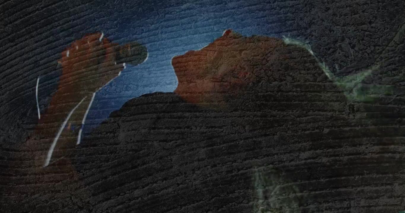 Cantante donna che solleva il microfono, rivelando il profilo che canta sotto un alone blu con sovrapposizione di impronta digitale.
