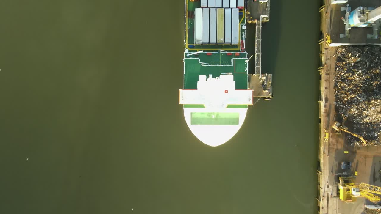 오메스 포트 던달크, 아일랜드 루스 카운티에서 항해하는 화물 배.