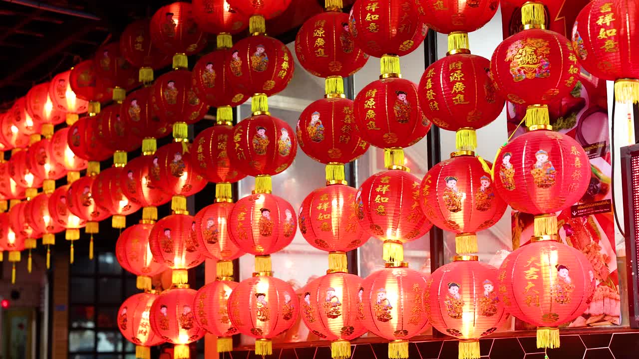 linternas rojas iluminan una calle bulliciosa, creando una atmósfera cálida y festiva con iluminación dinámica y colores vibrantes