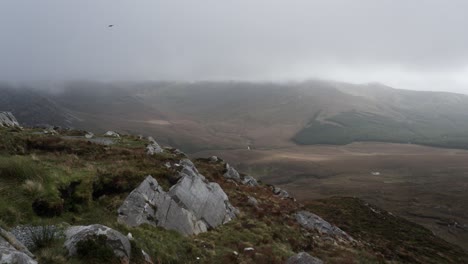 Lapso-De-Tiempo-Del-Paisaje-Malhumorado-En-La-Cima-De-La-Montaña-Del-Paisaje-Irlandés,-Gente-Pasando