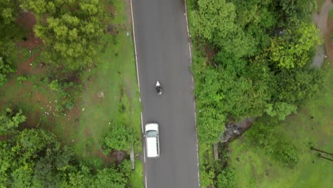 lonavla city hill station drone shot después de la vista superior del coche vista de pájaro en un día lluvioso