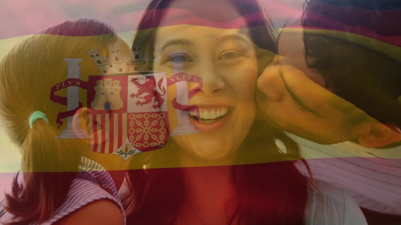 娘が母親にキスする父親の場面に重ねられたスペイン国旗のアニメーション