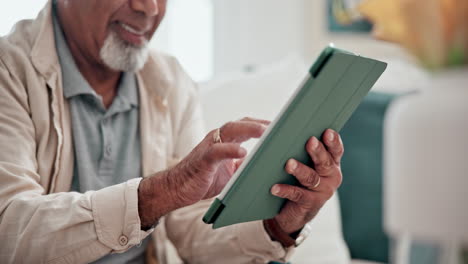 primer plano, manos y hombre con una tableta en el sofá