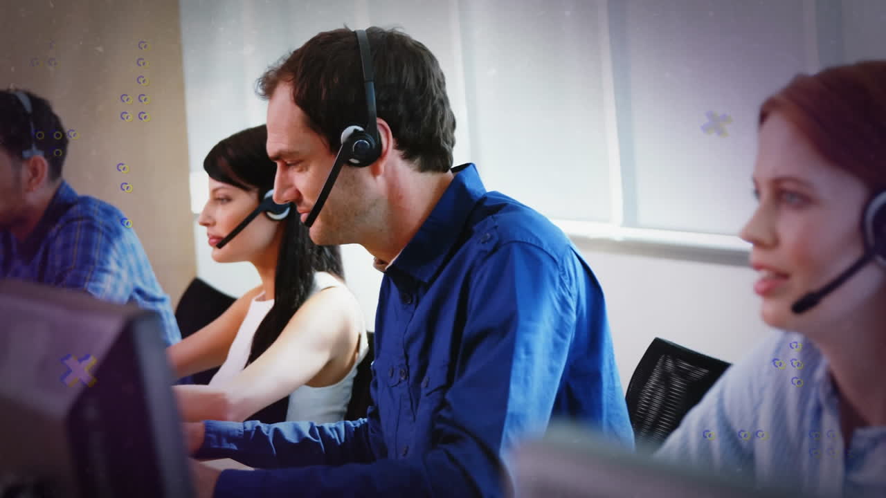 animación del procesamiento de datos sobre personas de negocios que usan auriculares telefónicos