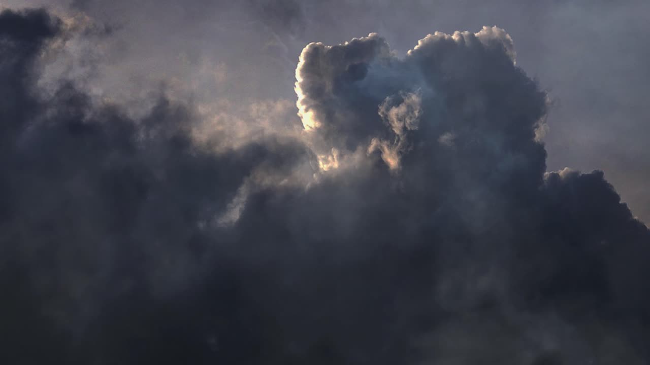 video de fondo, durante una tormenta de lluvia en el pescado oscuro
