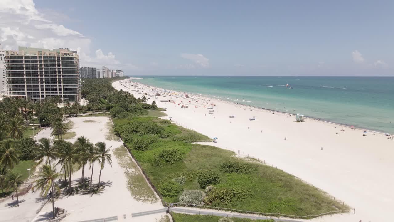 La vista aerea di Sandy South Beach rivela una fila di condomini fronte mare