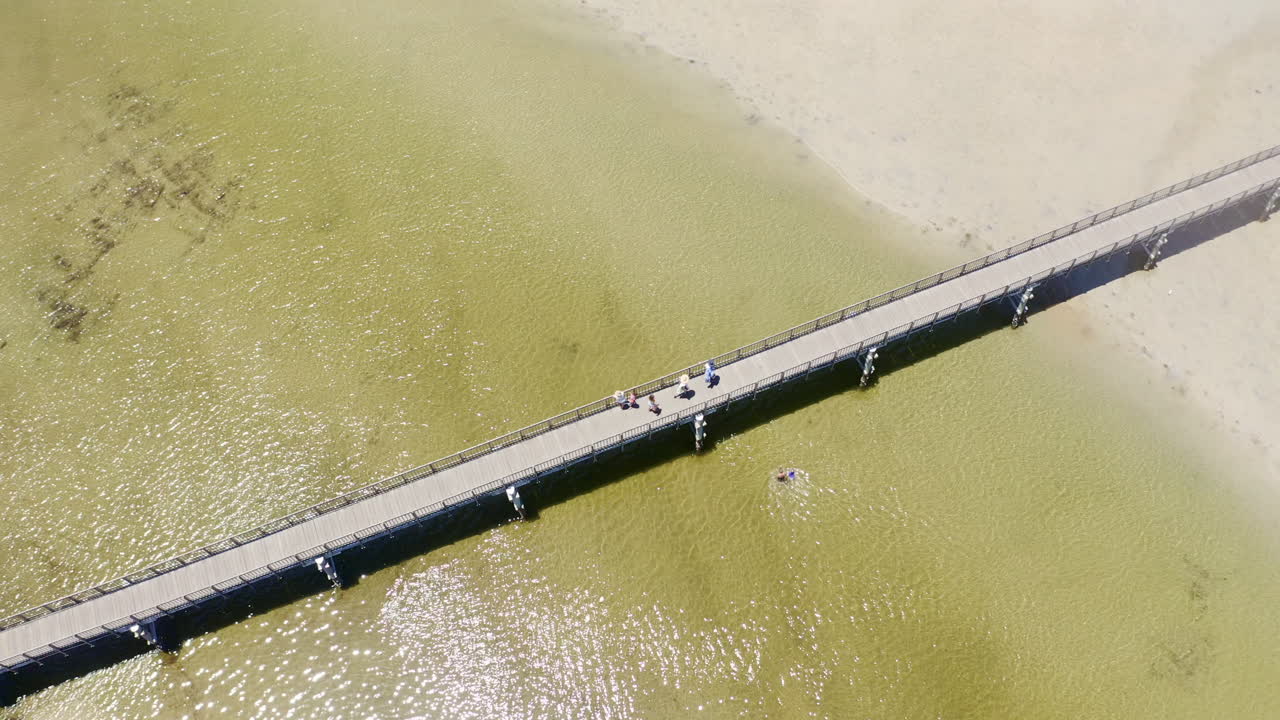 다른 쪽으로 건너가는 것