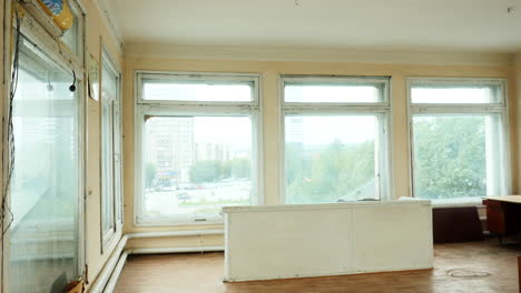 interior de un apartamento antiguo con ventanas dañadas