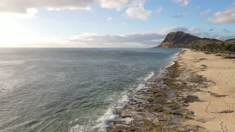una maravillosa vista de una playa hawaiana