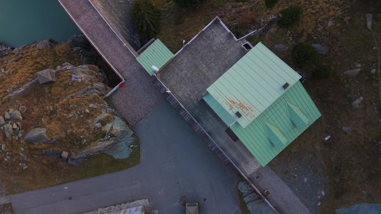 Campo Moro-dæmningen, vandkraftsinfrastruktur i de italienske alper i Valmalenco, Italien. Kredsende luftfoto fra oven.