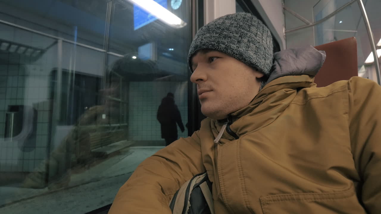 冬の夕方の通勤列車の乗り物