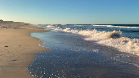 Hermoso-Día-Soleado-En-Una-Tranquila-Playa-Prístina-Con-Cielos-Azules-En-Carolina-Del-Norte-En-Los-Bancos-Exteriores-En-Nags-Head-Durante-El-Comienzo-Del-Verano