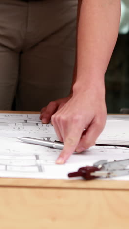 equipo de arquitectos estudiando planos
