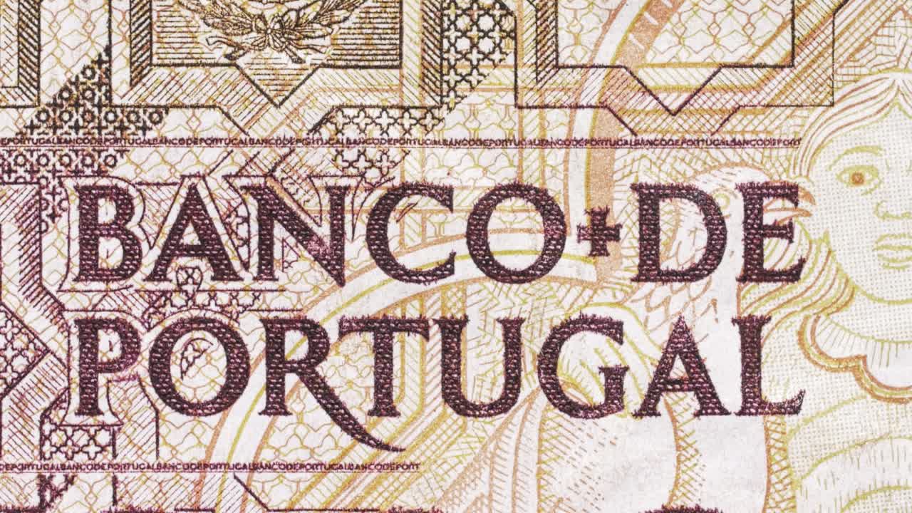 Macro pan over "Banco de Portugal" text on a Portuguese banknote