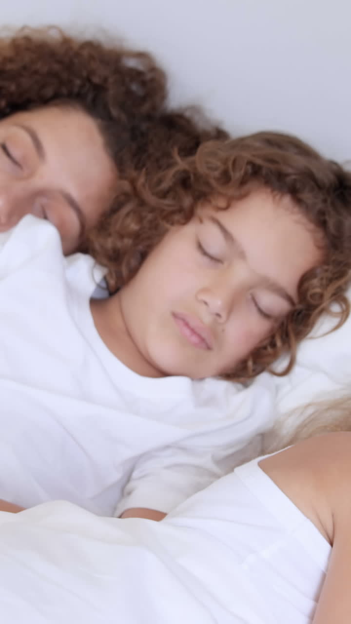 madre e hijos durmiendo