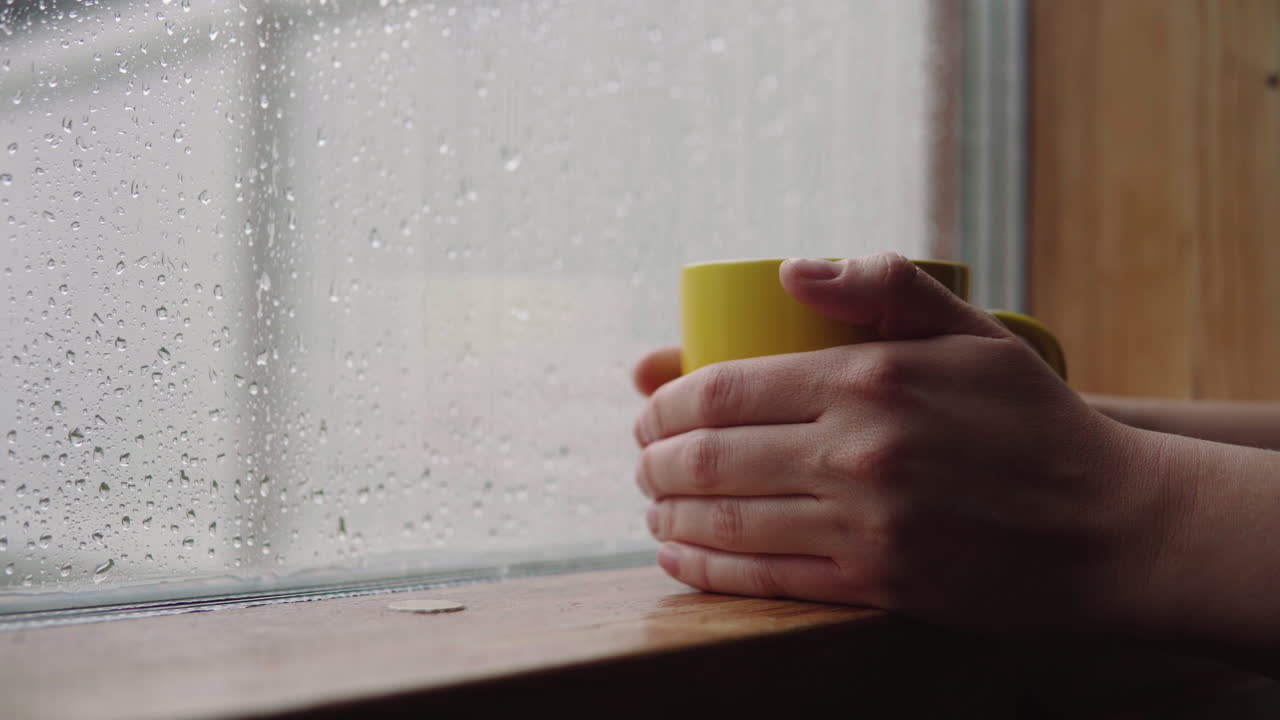 추운 비오는 날 핫초콜릿을 먹다 - 클로즈업