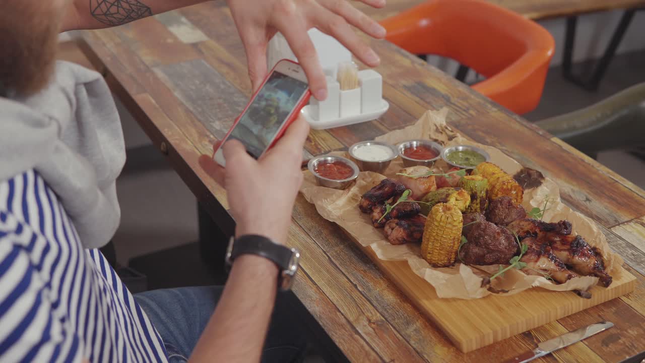 tomando una foto de comida a la parrilla en un restaurante