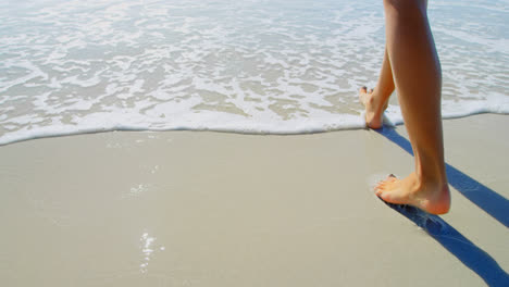 Sección-Baja-De-Mujer-Caminando-Por-La-Playa-4k