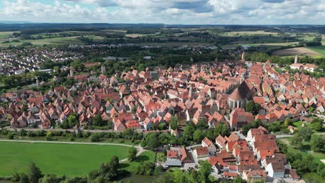 Stadt-Dinkelsbühl-In-Bayern,-Süddeutschland-Hoher-Winkel,-Der-Drohnenantenne-Aufbaut