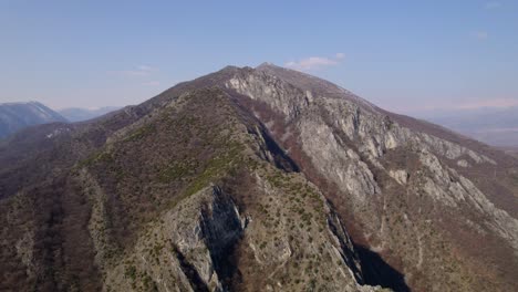 impresionante vista aérea del vasto y hermoso paisaje montañoso de macedonia