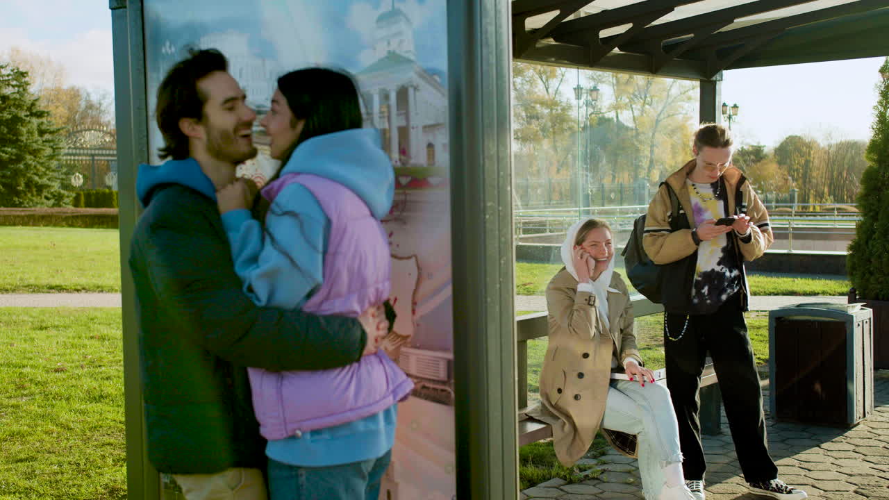 버스 정류장에서 키스하는 커플