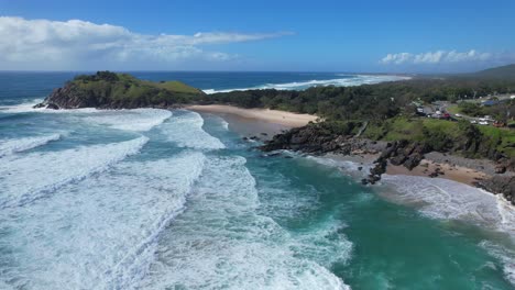 Olas-Espumosas-Del-Océano-En-La-Playa-De-Cabarita-En-Nueva-Gales-Del-Sur,-Australia---Disparo-De-Drones