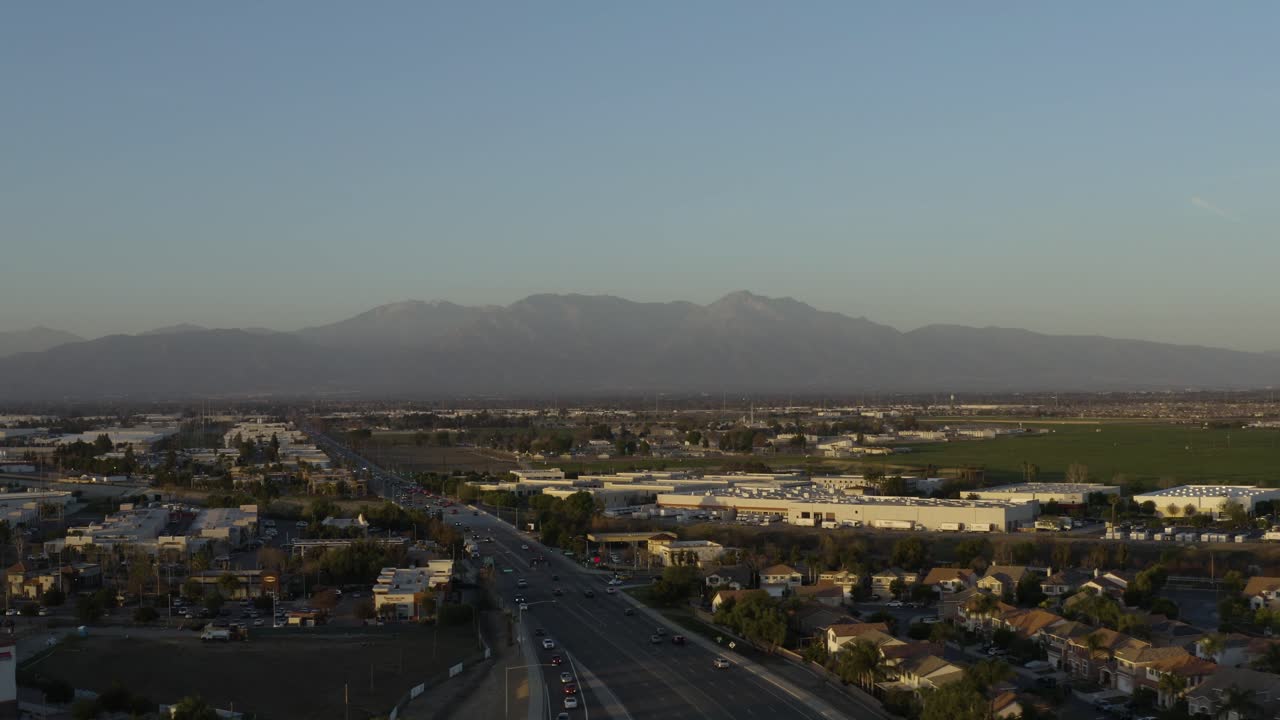 Veduta aerea dell'autostrada verso Chino Hills Inland Empire al tramonto.