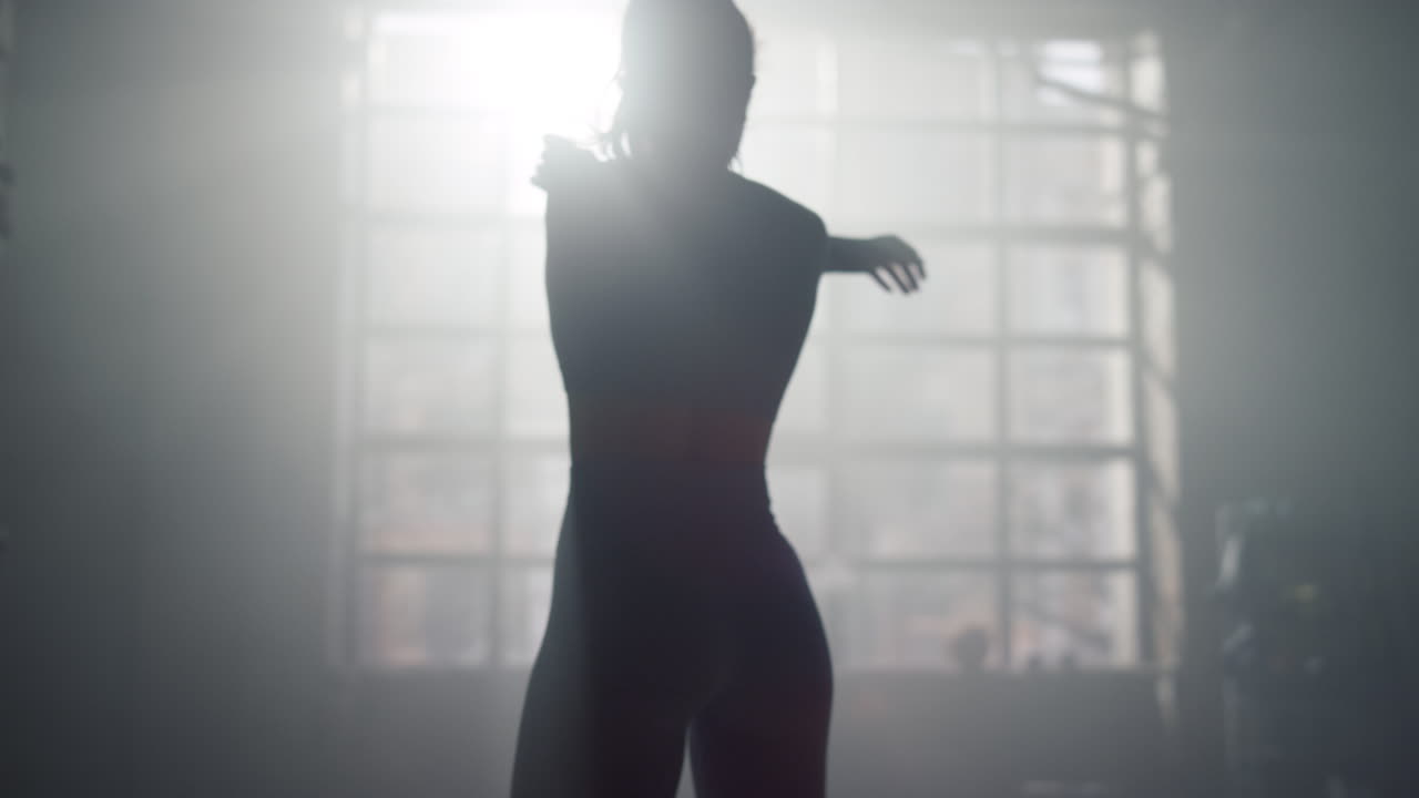 スポーツクラブでクロスフィットトレーニングのために体を準備する女性 ⁇ アスリートが手を温める