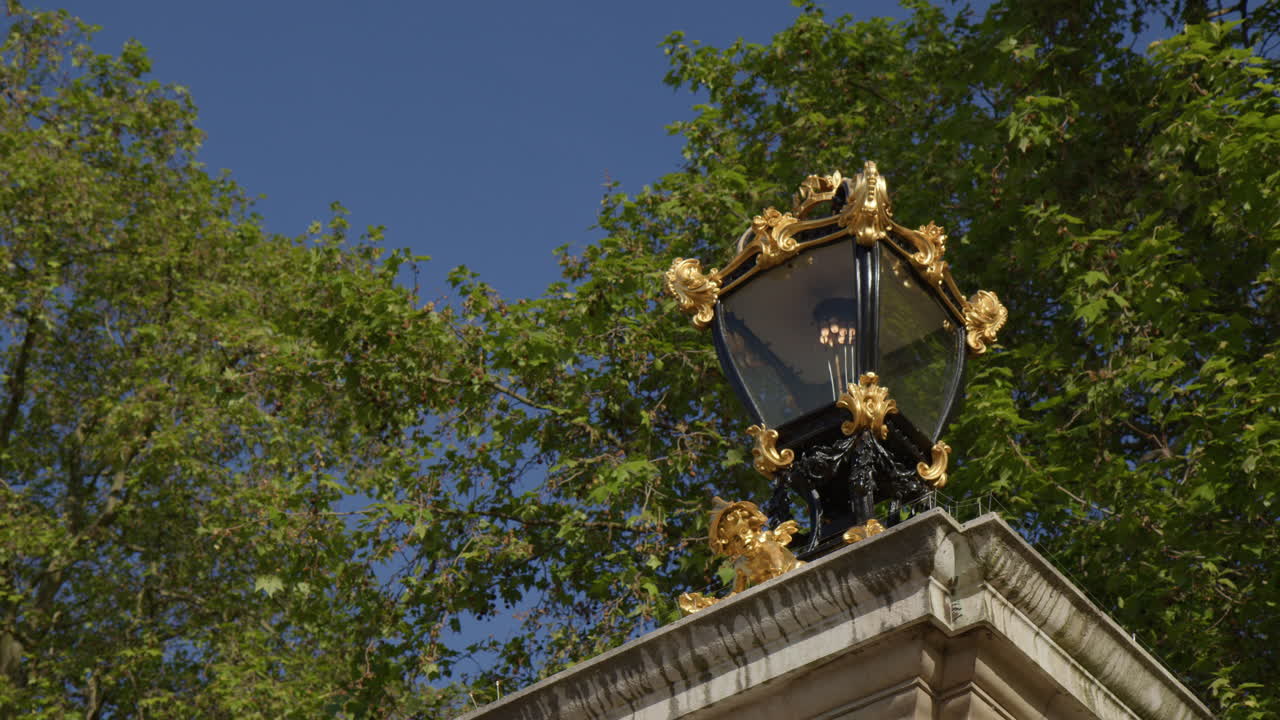 lámpara adornada dorada en la puerta de canadá en el parque verde, londres, inglaterra, reino unido
