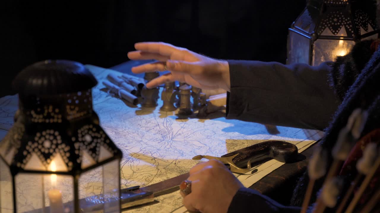 abriendo cartas selladas en la antigüedad.