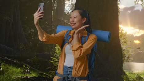 mujer feliz tomando selfies en el bosque