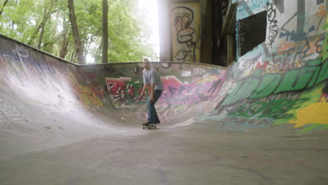 Kaukasischer-Junge,-Der-Im-Park-Skateboard-Fährt.