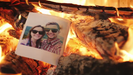 retrato de una pareja amorosa arde en concepto de despedida de fuego