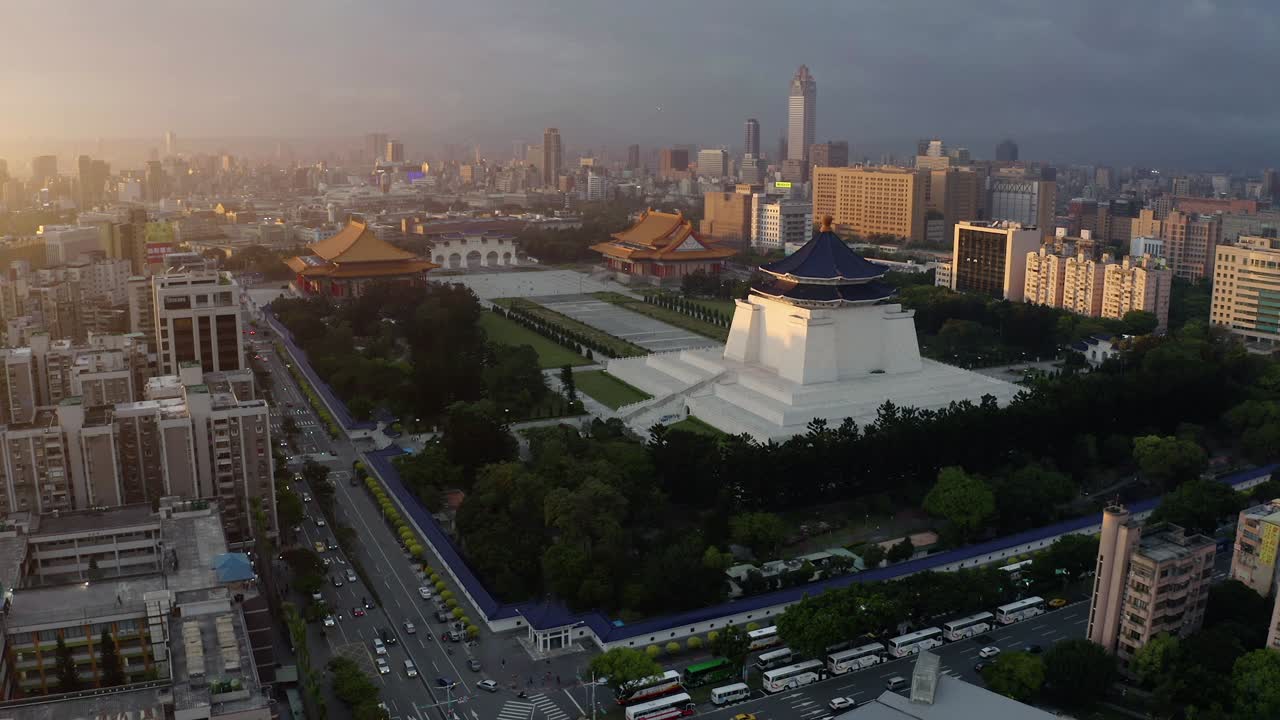 salón conmemorativo de chiang kai-shek y tráfico en la carretera durante la hermosa puesta de sol en taipei, taiwán