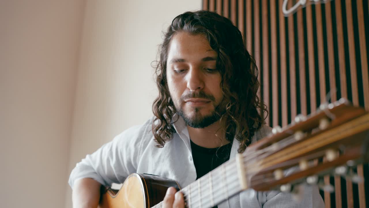 Man som spelar gitarr