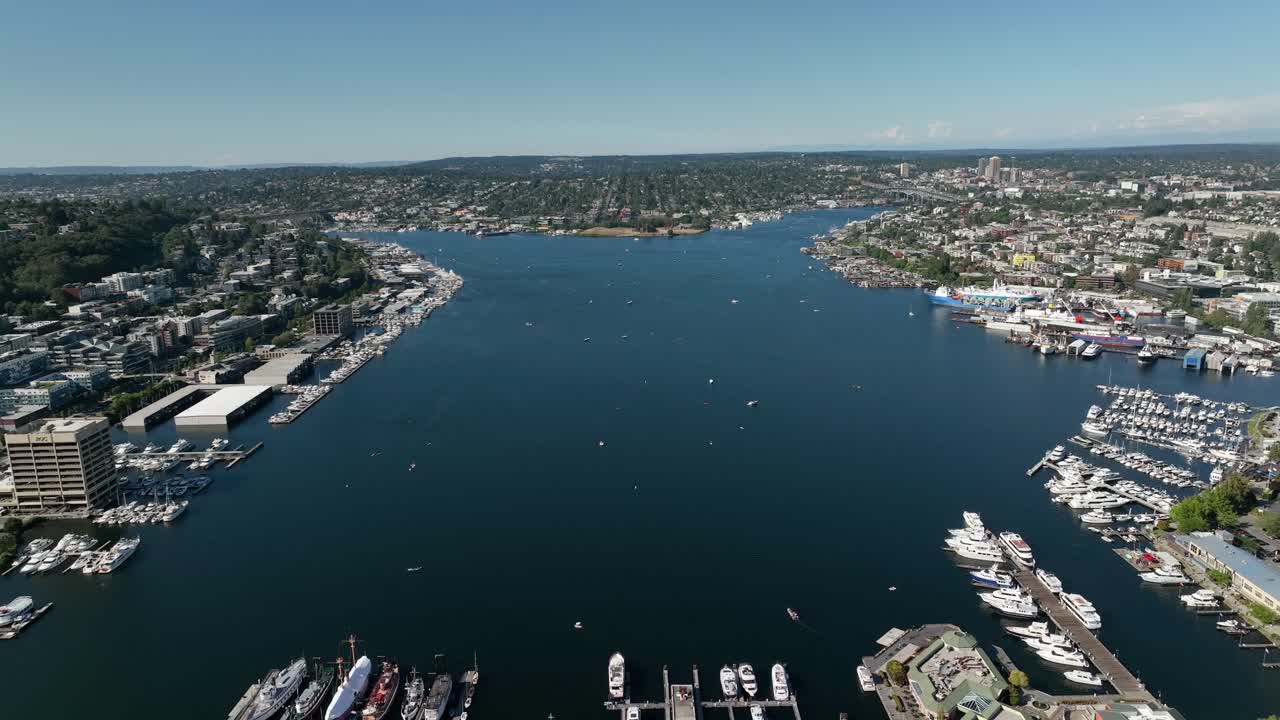 amplia toma de drones del lago union en seattle en un cálido día de verano lleno de botes