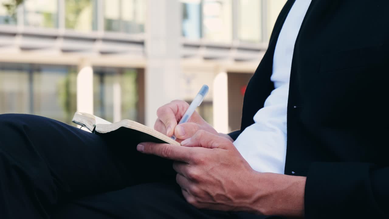 노트북 에 글 을 쓰는 사람