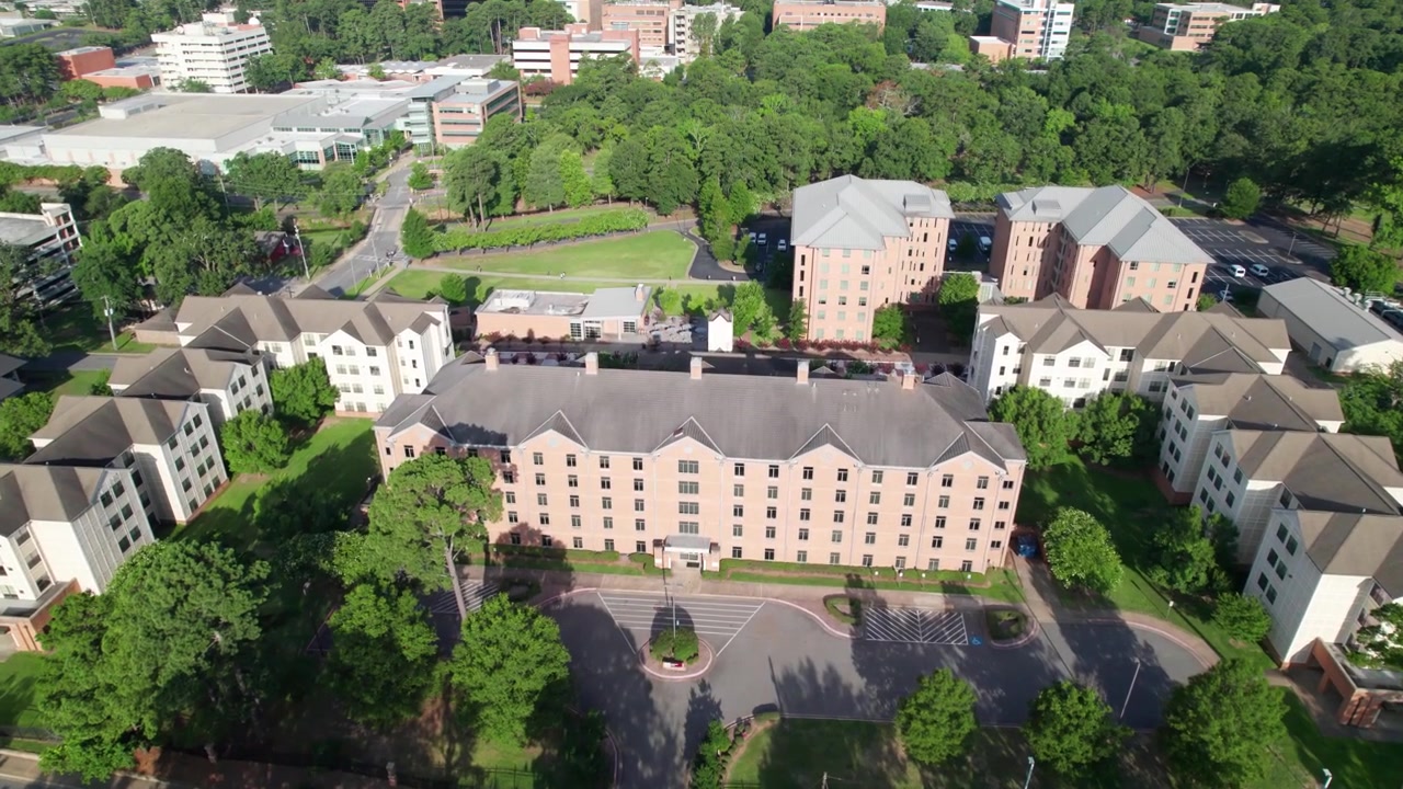 Video aereo dell'Università dell'Arkansas a Little Rock che sorvola le residenze studentesche. La telecamera è in alto e vola a velocità media.